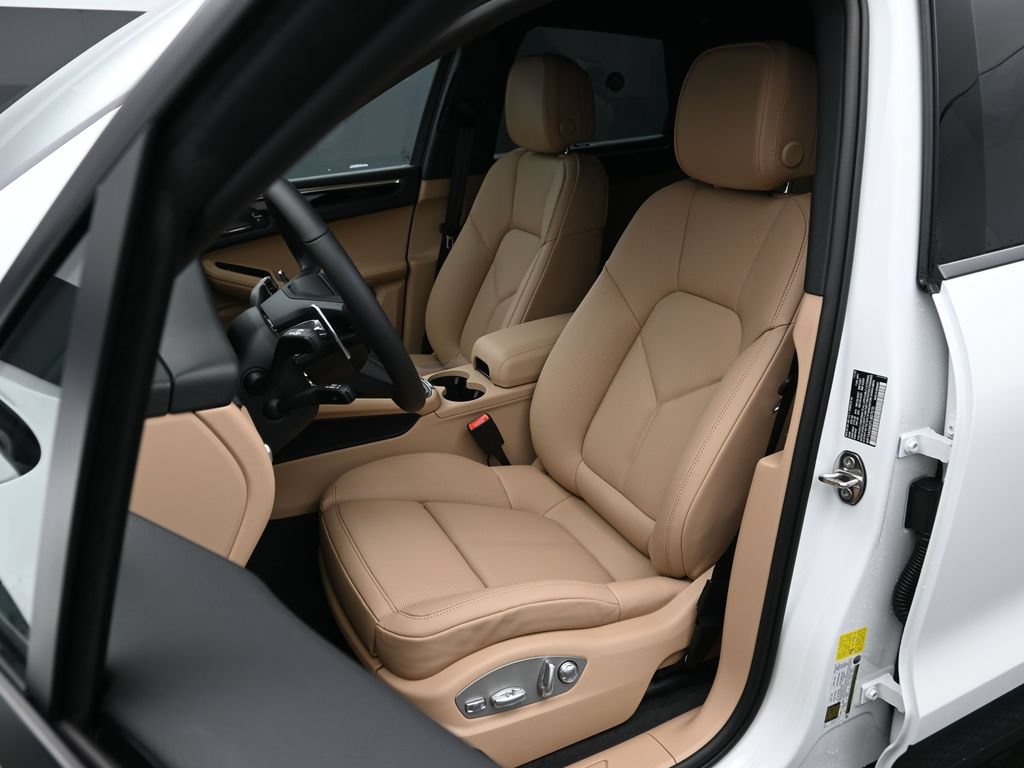 Certified 2026 Porsche Macan AWD/4WD image 5