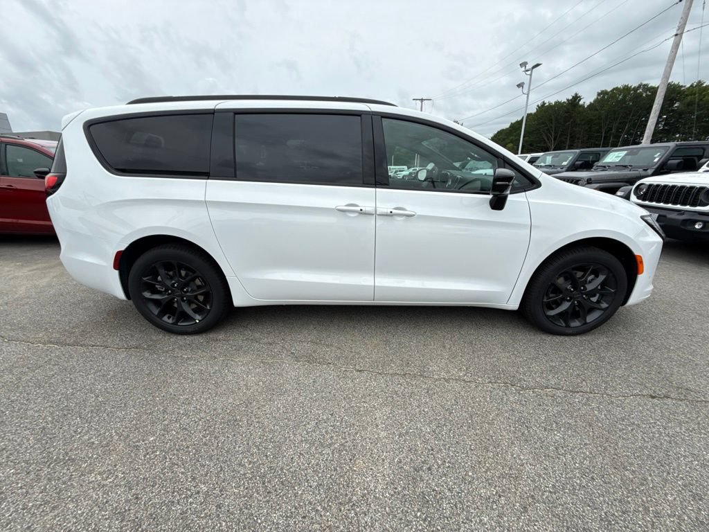 New 2027 Chrysler Pacifica Limited AWD/4WD image 6