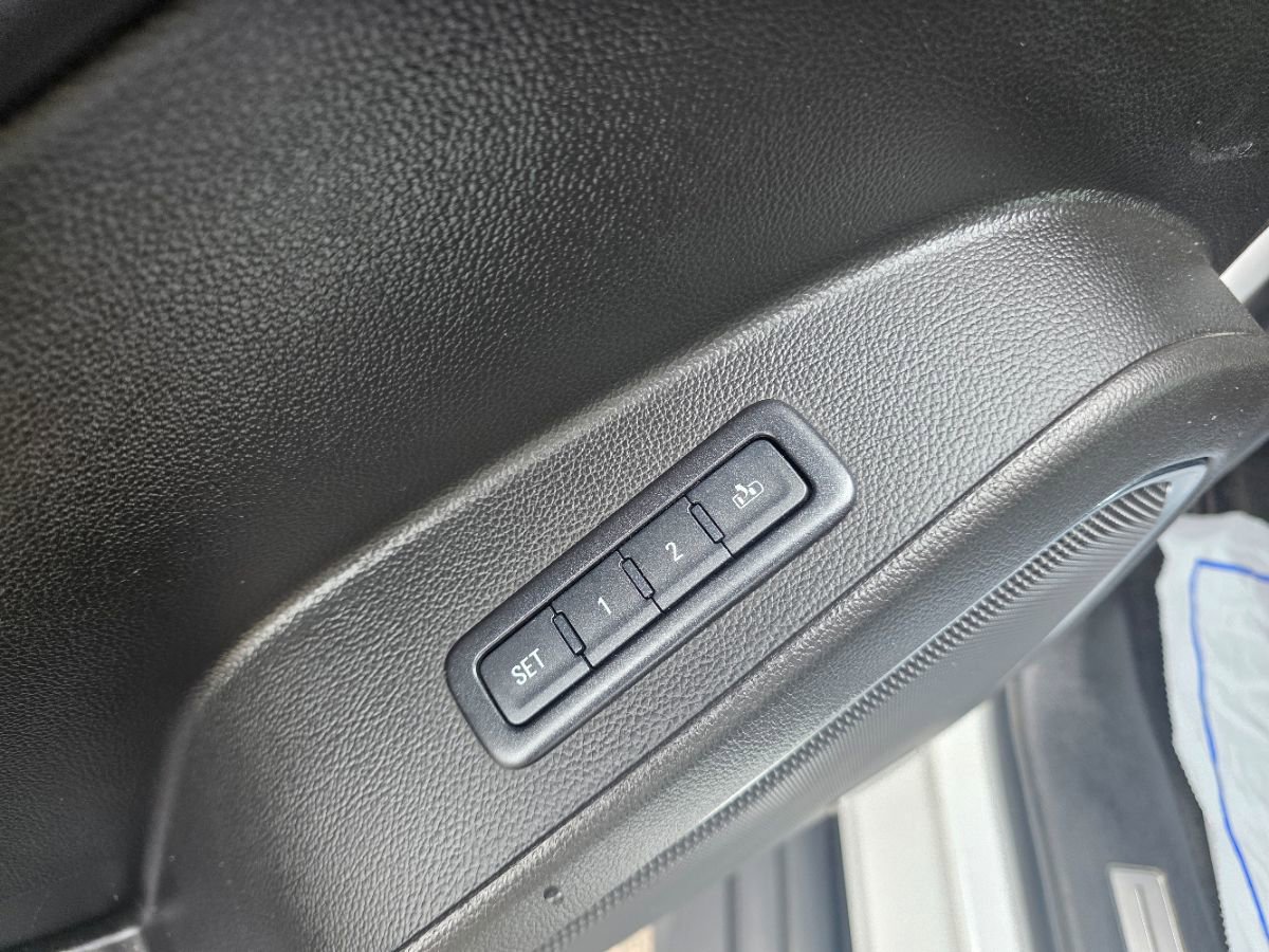 Used 2018 Chevrolet Suburban LT AWD/4WD image 13