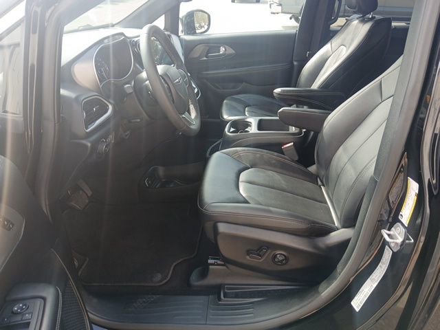 Used 2025 Chrysler Pacifica Select image 30