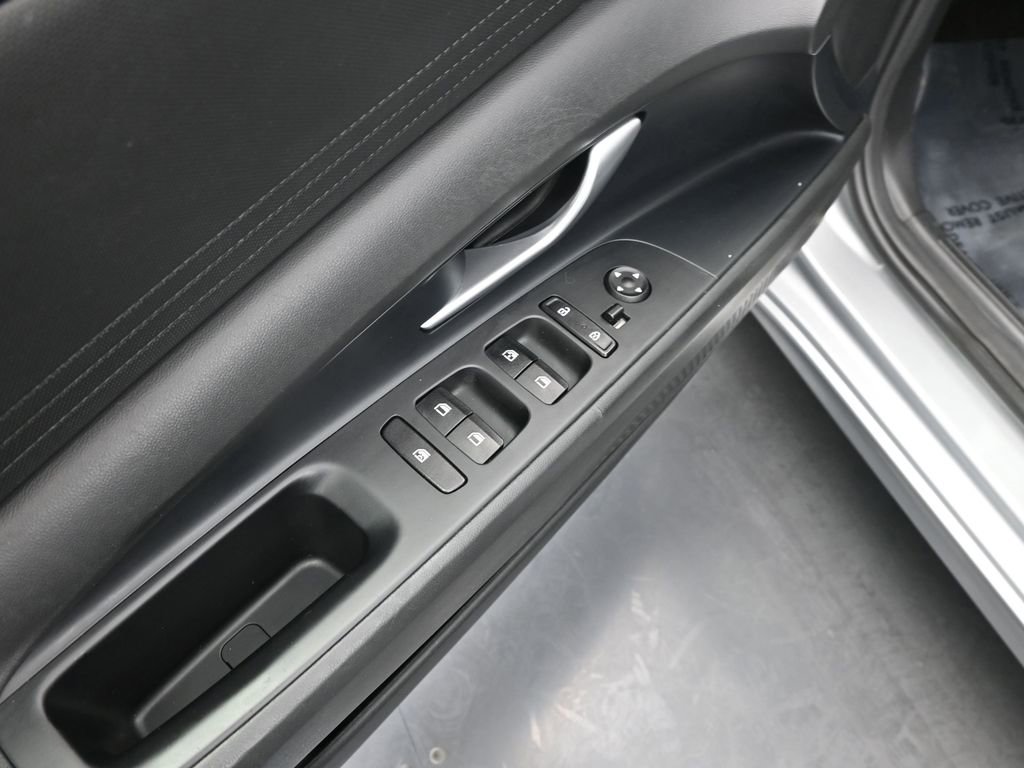 Used 2023 Hyundai Elantra SEL w/ Preferred Accessory Package image 16