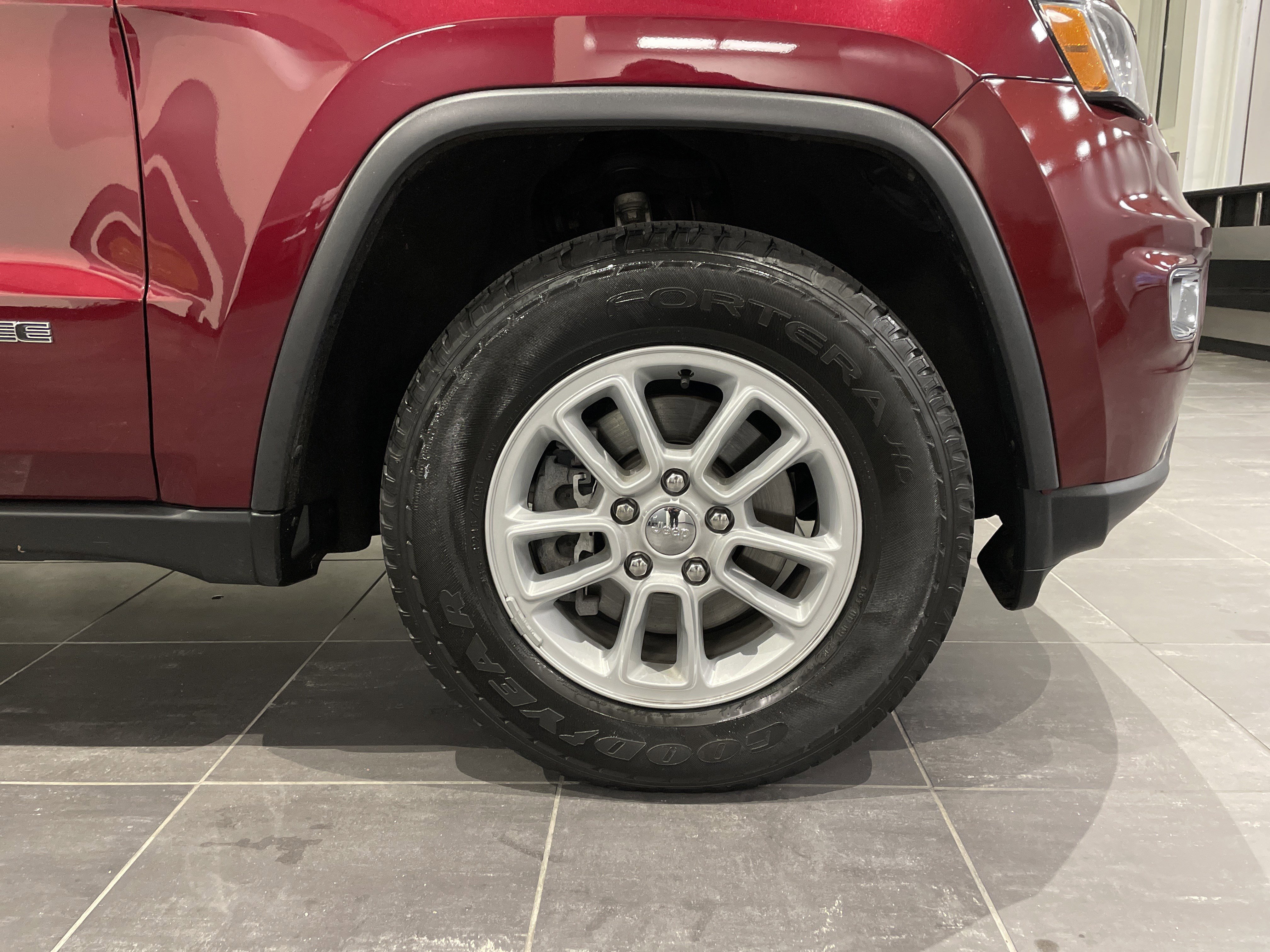 Used 2020 Jeep Grand Cherokee Laredo image 12