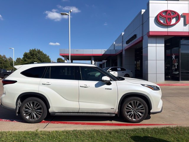 Used 2021 Toyota Highlander Platinum AWD/4WD image 2