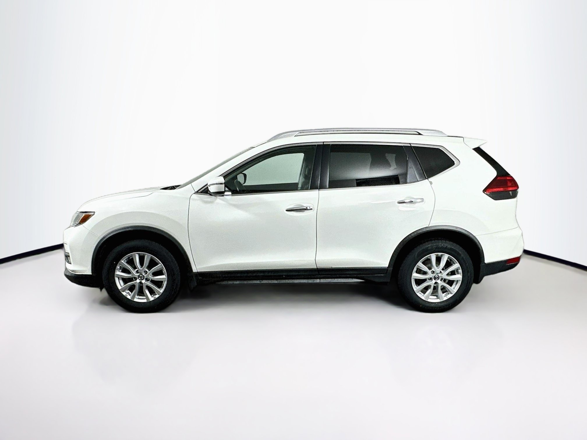 Used 2017 Nissan Rogue SV FWD image 4