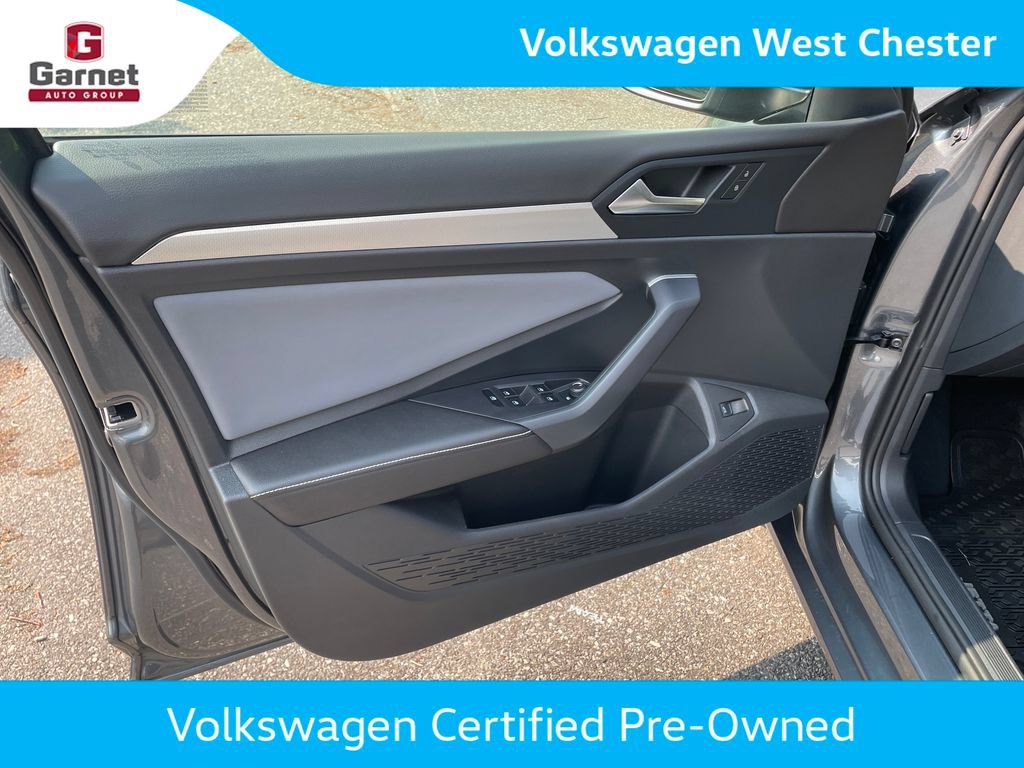 Certified 2025 Volkswagen Jetta SE w/ Black Wheel Package FWD image 11