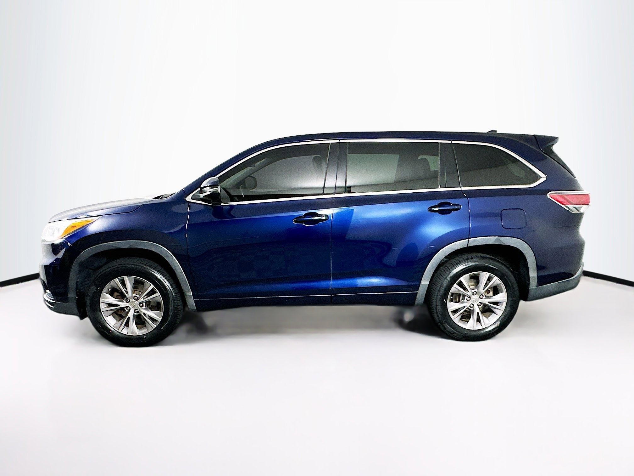 Used 2014 Toyota Highlander Plus FWD image 4