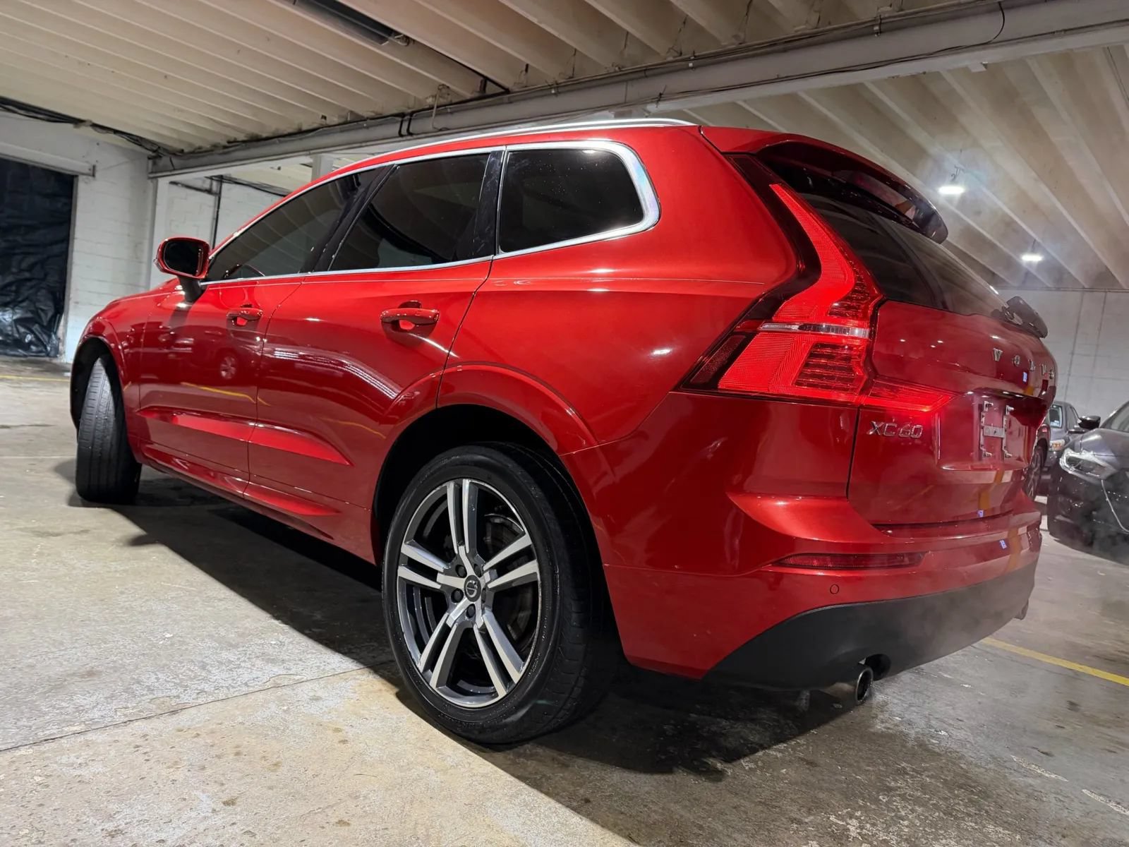 Used 2021 Volvo XC60 T6 Momentum w/ Climate Package AWD/4WD image 3