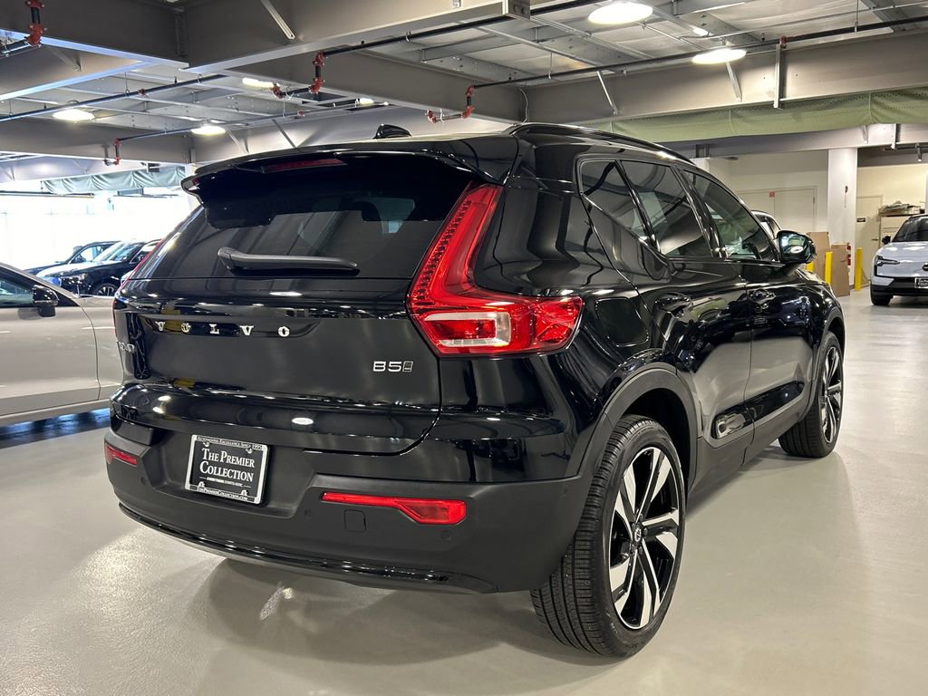 Used 2023 Volvo XC40 B5 Plus w/ Driver Assist Package AWD/4WD image 2