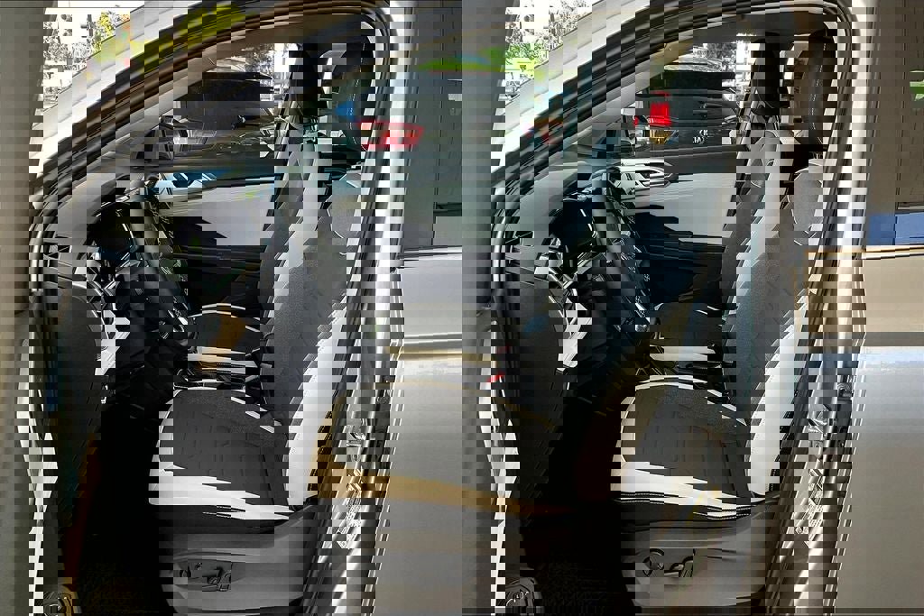 New 2025 Volkswagen Taos SE image 18