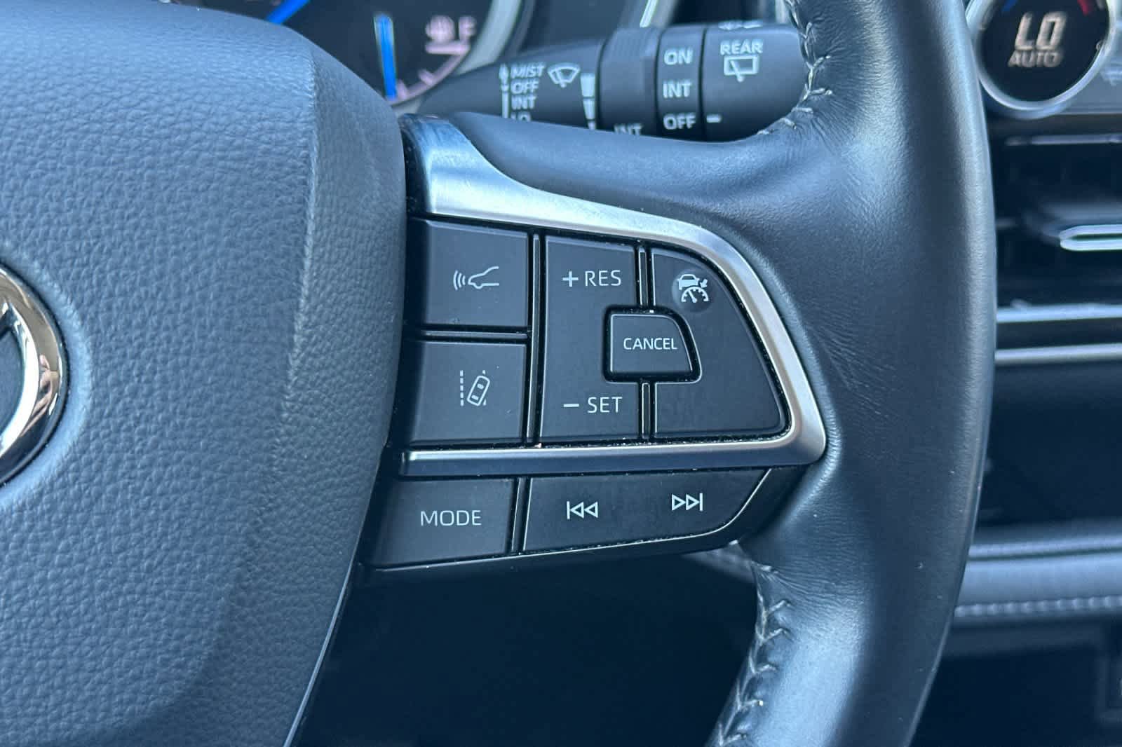Used 2021 Toyota Highlander XLE AWD/4WD image 28