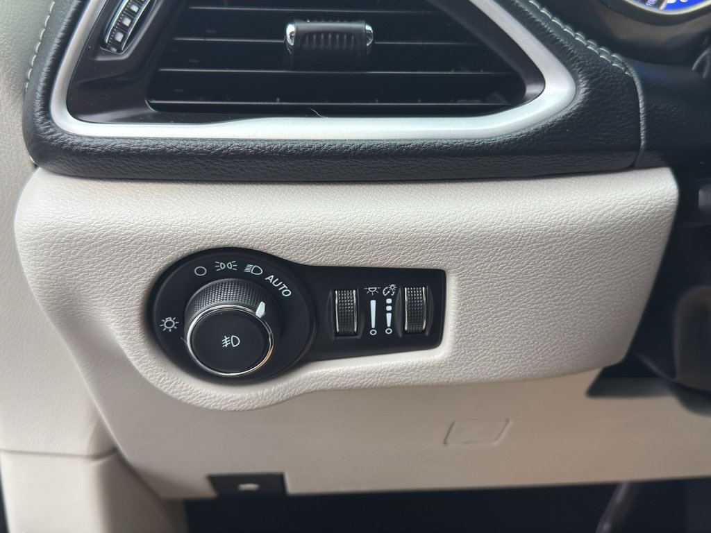 Used 2024 Chrysler Pacifica Touring-L image 14