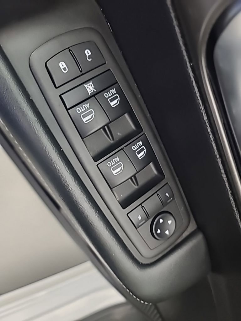 Used 2025 Chrysler Pacifica Select image 24