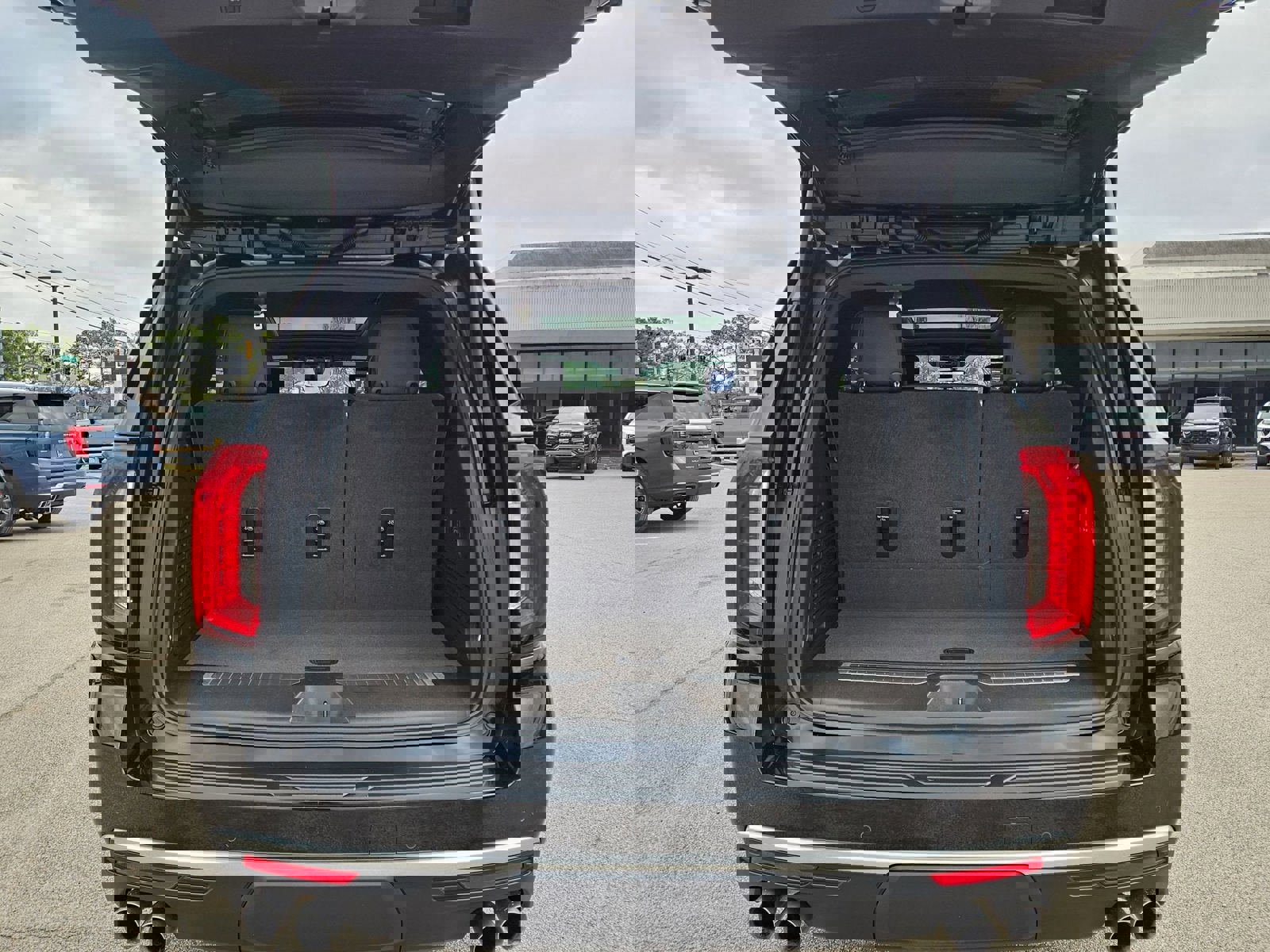 Used 2021 GMC Yukon Denali w/ Denali Premium Package image 4