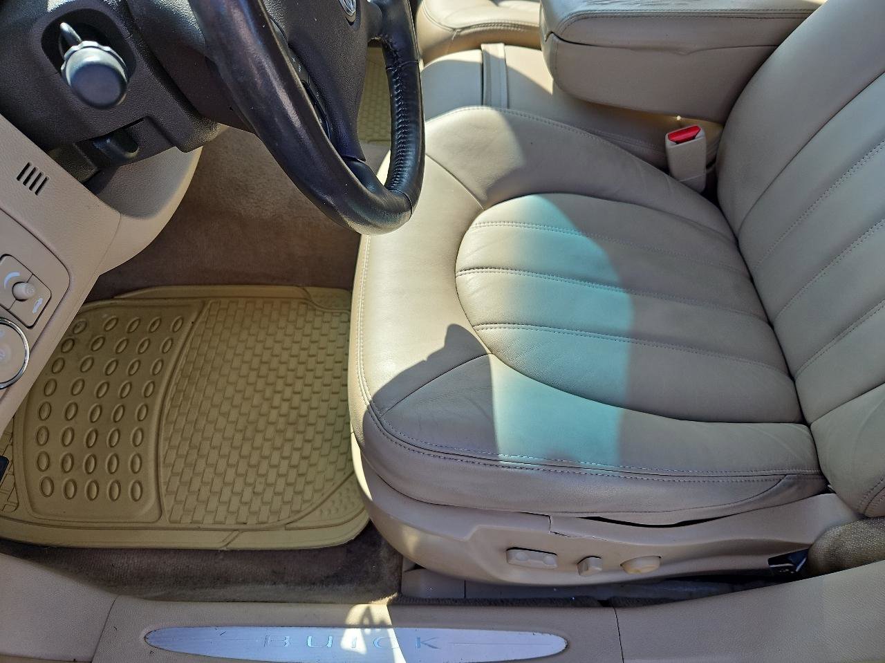 Used 2011 Buick Lucerne CXL w/ Driver Confidence Package FWD image 15