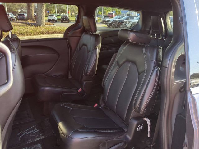 Used 2025 Chrysler Pacifica Select FWD image 13
