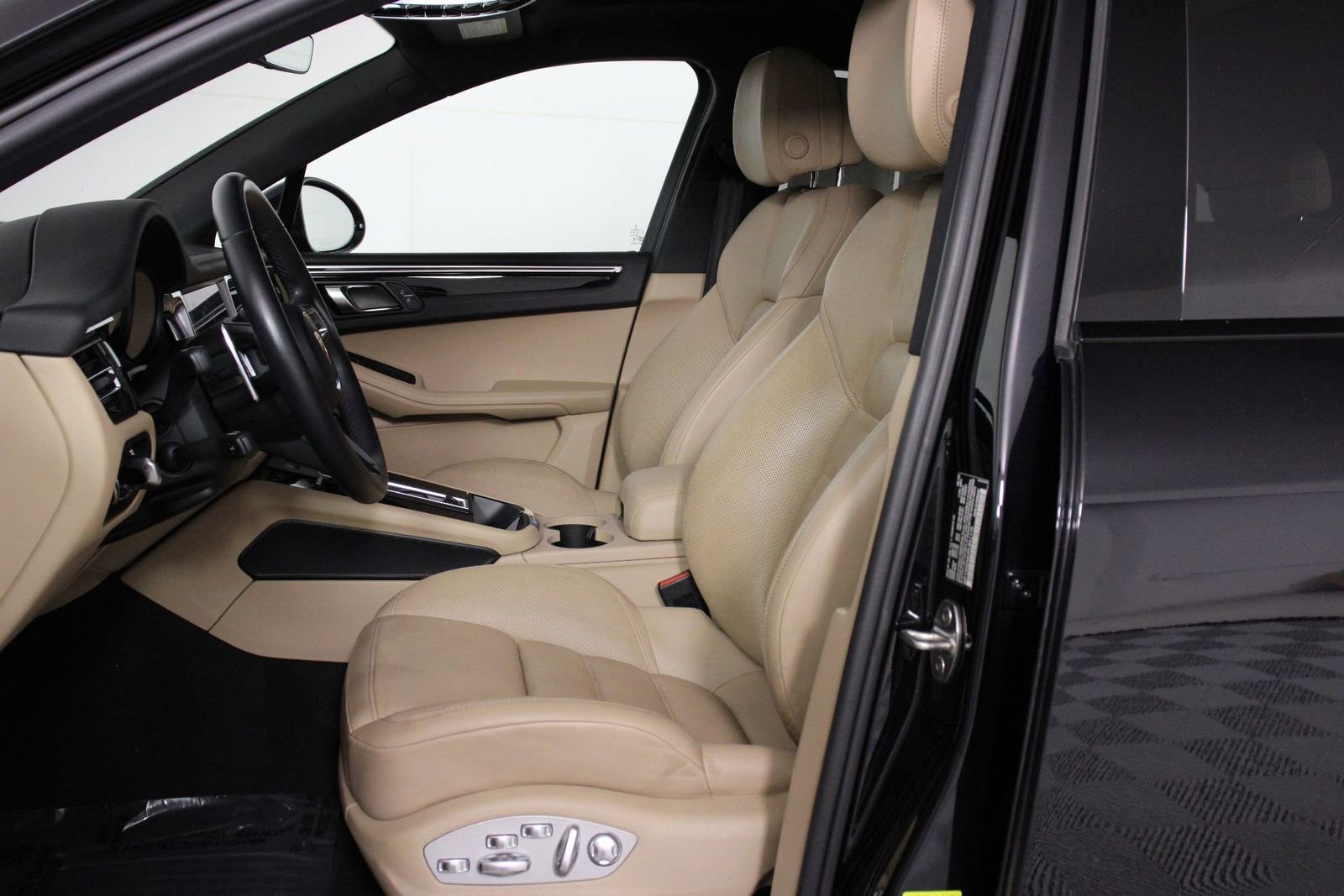 Certified 2023 Porsche Macan S image 5