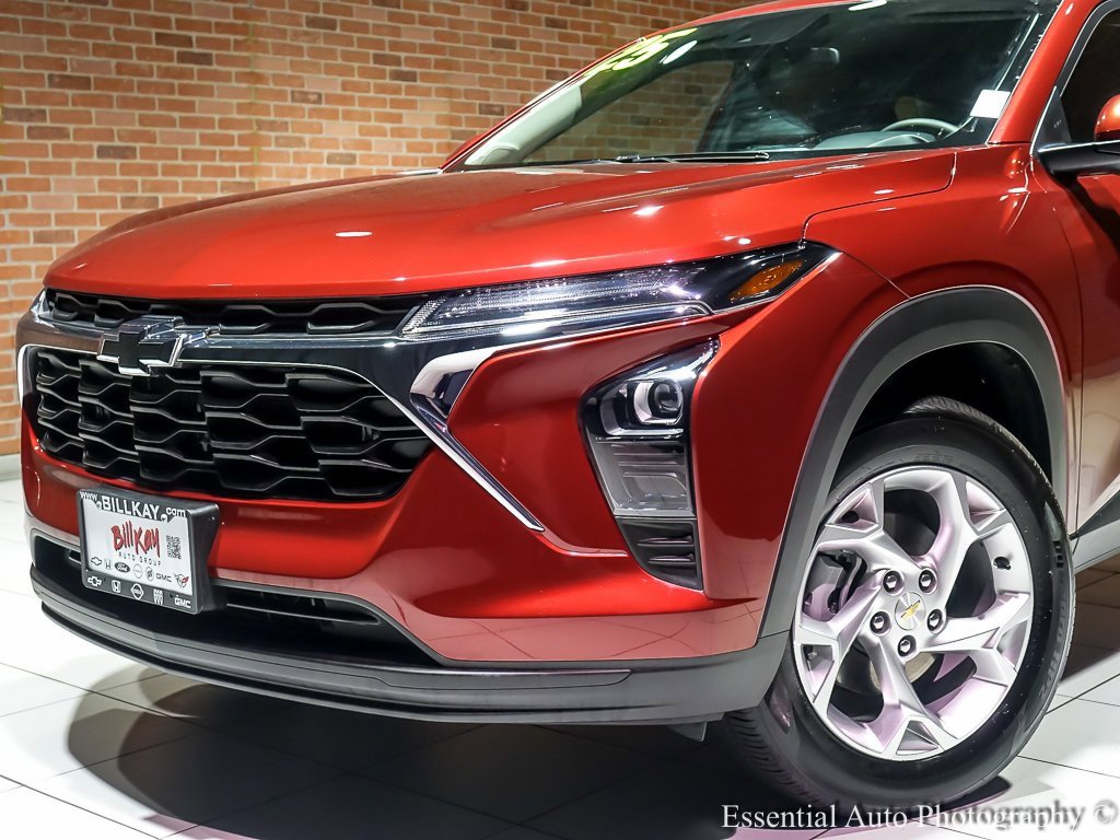 Used 2025 Chevrolet Trax LS w/ LS Convenience Package image 4