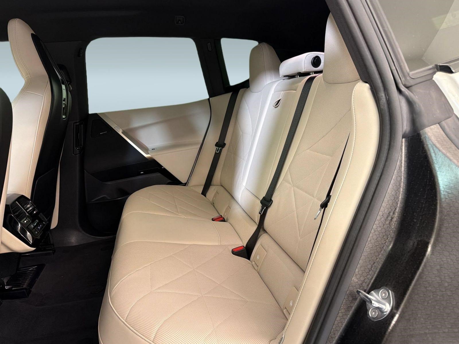 Used 2022 BMW iX xDrive50 w/ Convenience Package AWD/4WD image 18