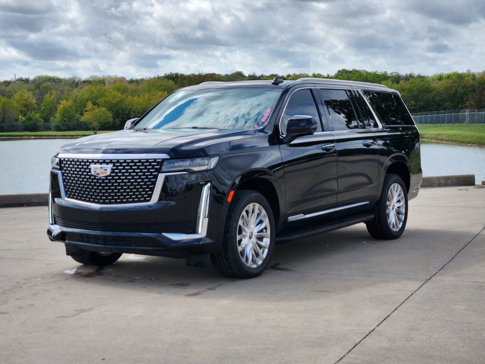 Used 2023 Cadillac Escalade ESV Premium Luxury AWD/4WD image 2