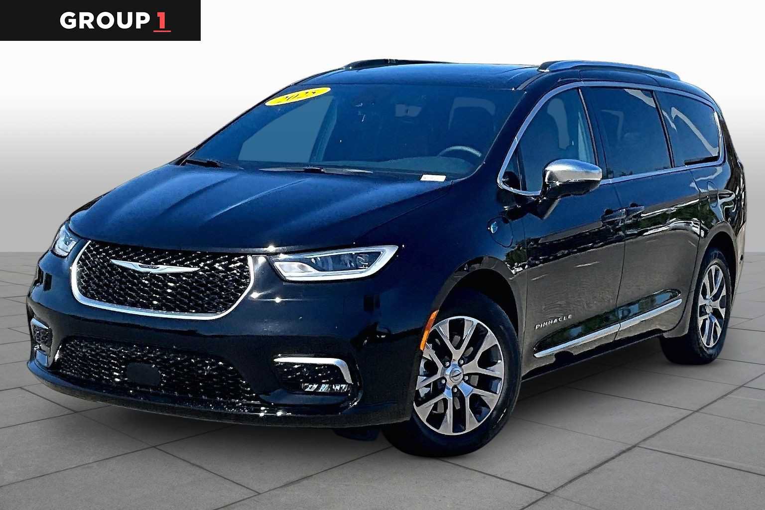 Used 2025 Chrysler Pacifica Pinnacle FWD image 1