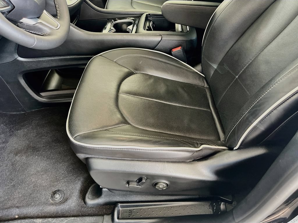 Used 2026 Chrysler Pacifica Limited FWD image 19