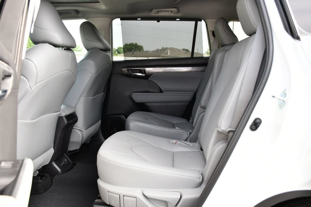 Used 2024 Toyota Highlander Limited FWD image 22