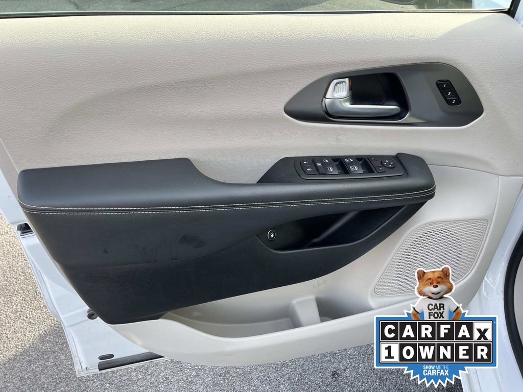 Used 2024 Chrysler Pacifica Select image 24