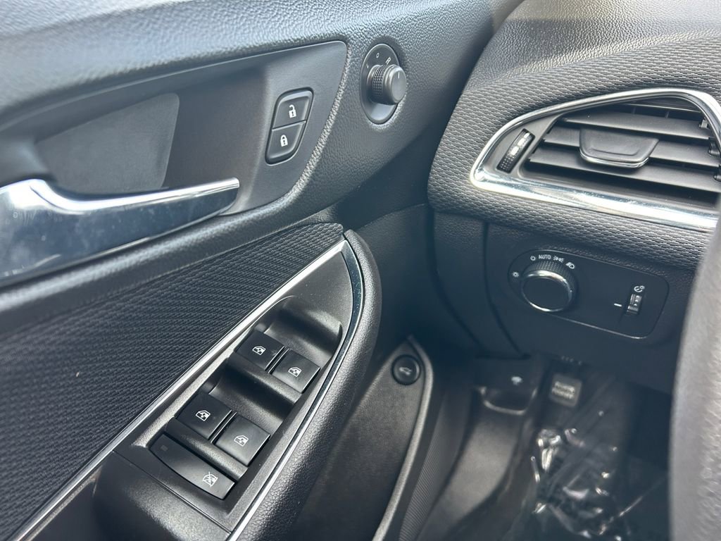 Used 2017 Chevrolet Cruze LT image 18