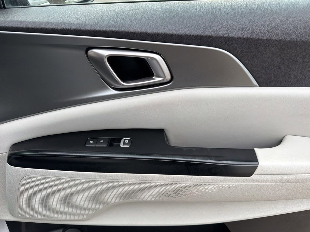 Used 2022 Kia Carnival LX image 26