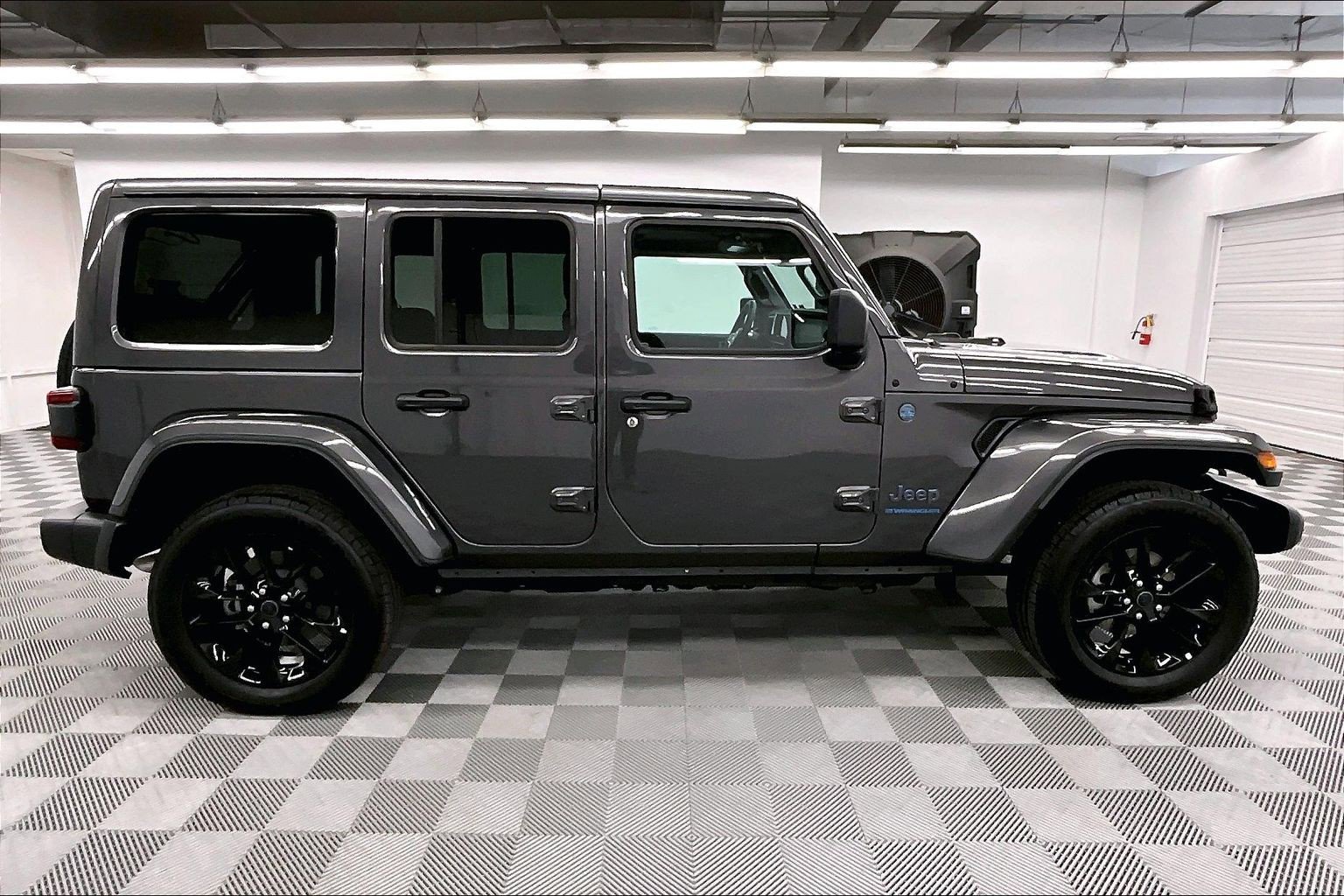 Used 2025 Jeep Wrangler Unlimited Sahara w/ Safety Group AWD/4WD image 15