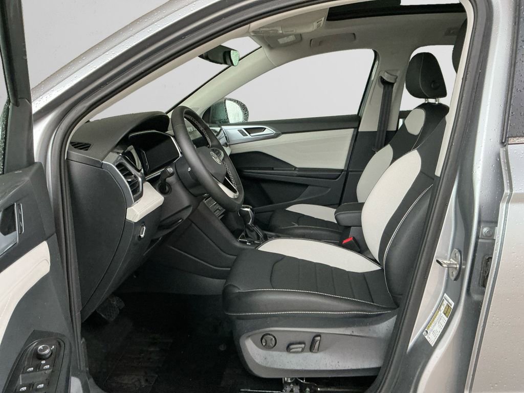 New 2025 Volkswagen Taos SEL image 9