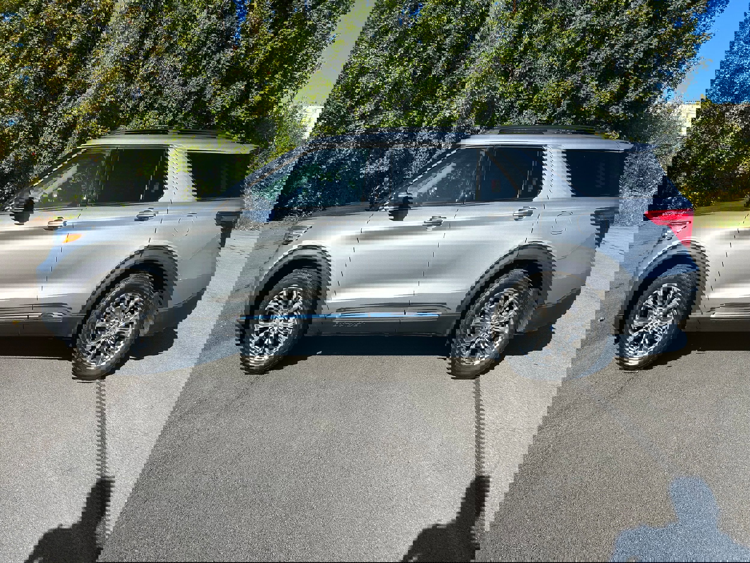 Used 2022 Ford Explorer XLT w/ Equipment Group 202A image 3