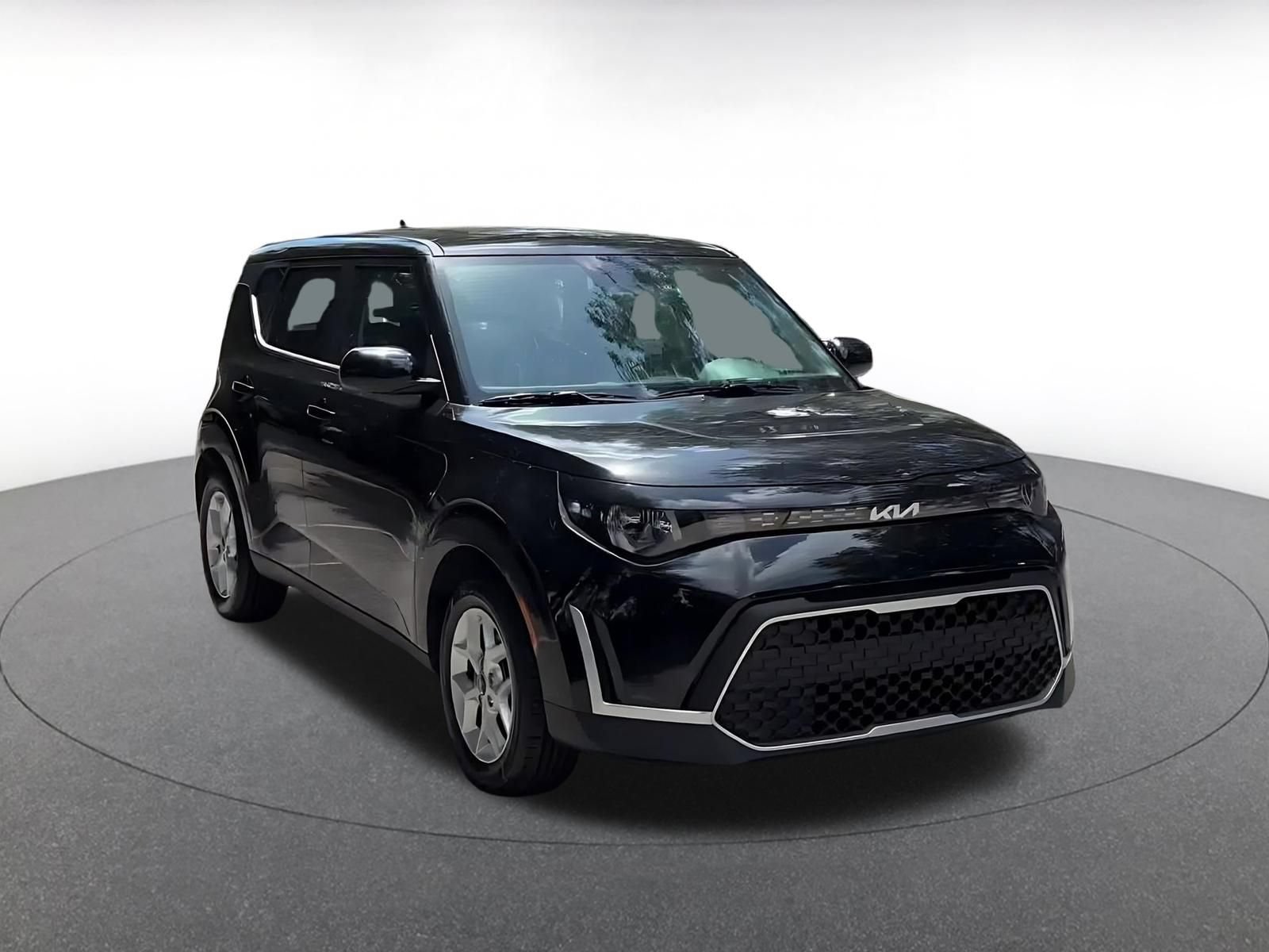 Used 2025 Kia Soul LX w/ LX Technology Package FWD image 3