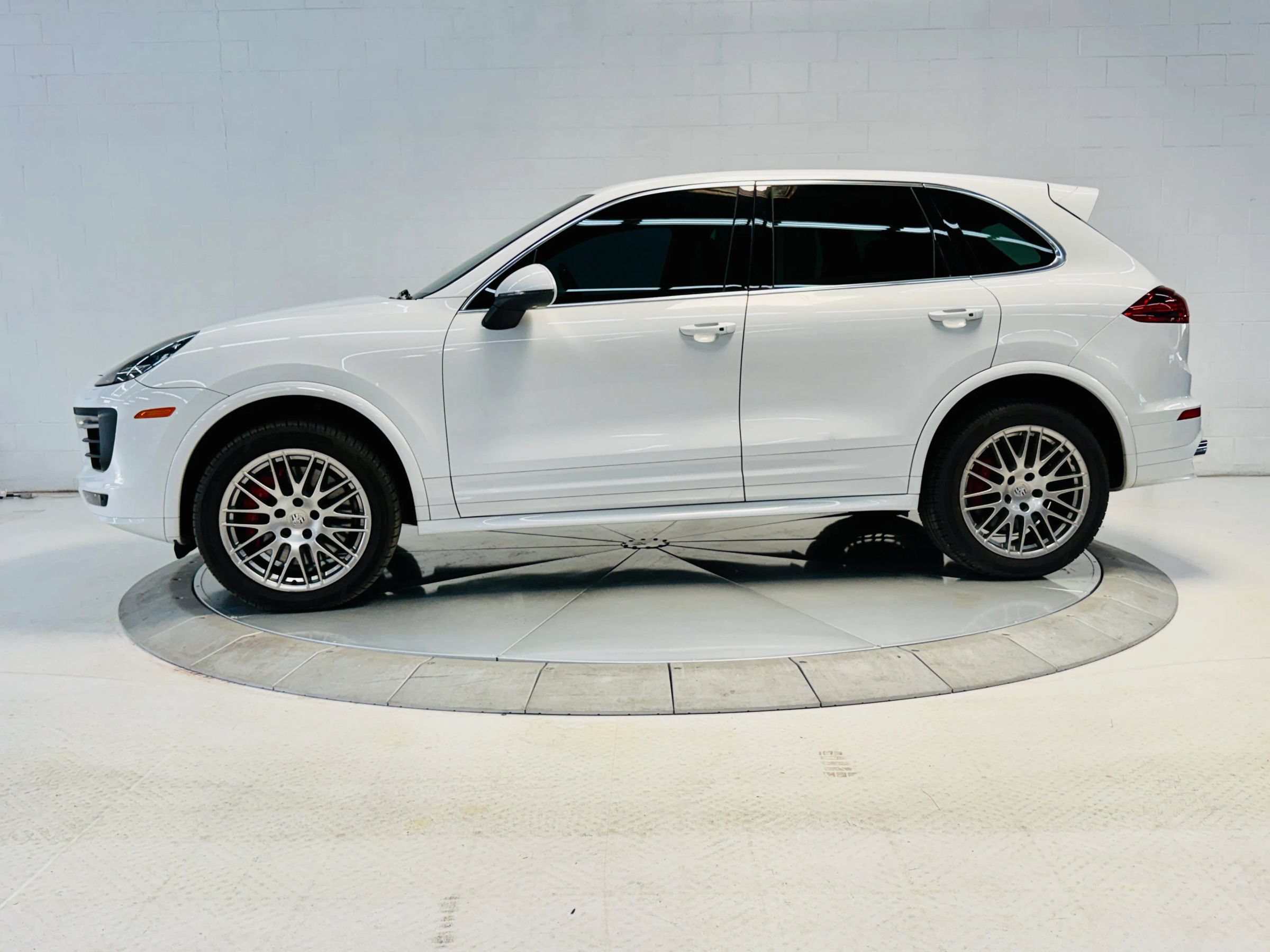 Used 2016 Porsche Cayenne AWD/4WD image 4