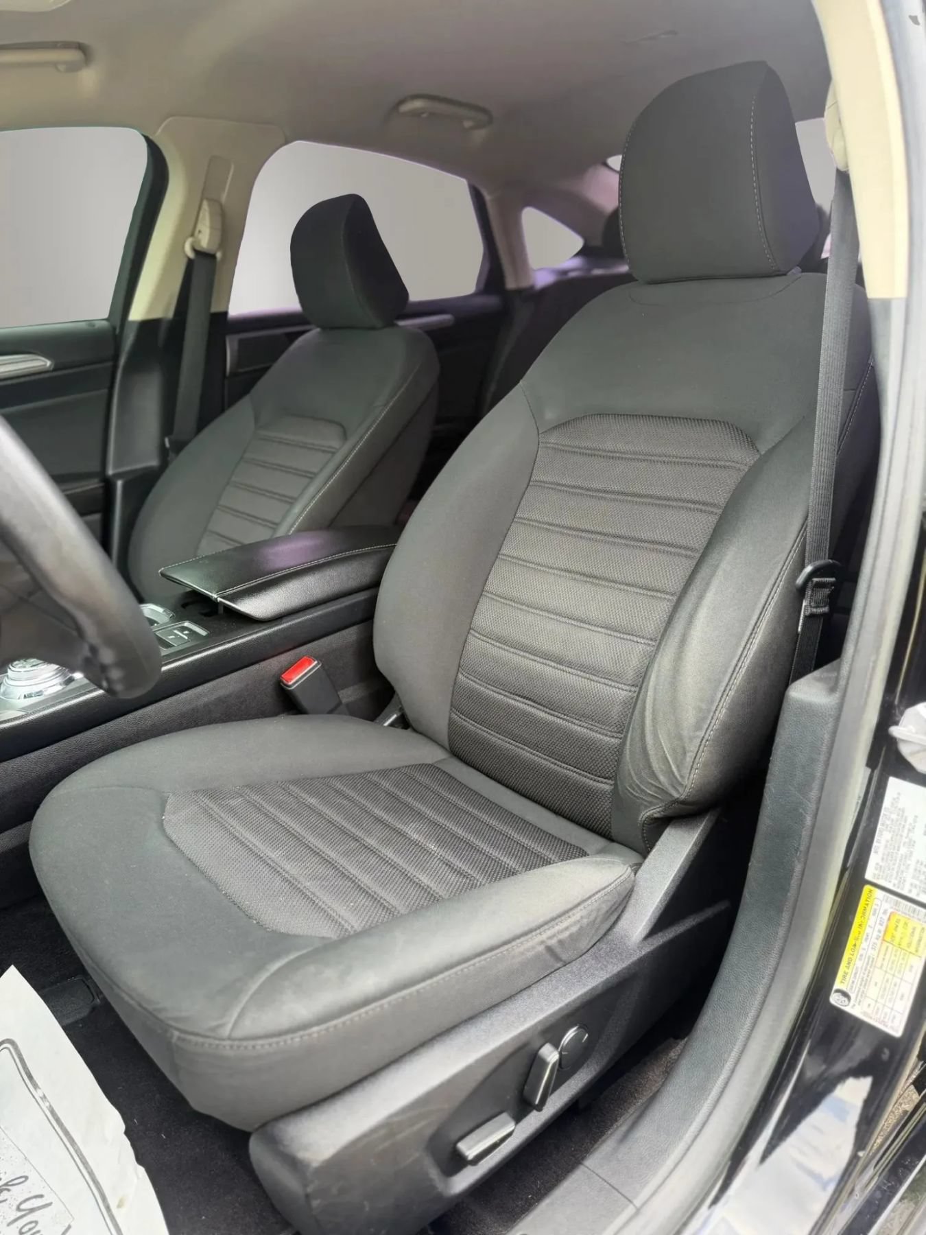 Used 2020 Ford Fusion SE FWD image 15