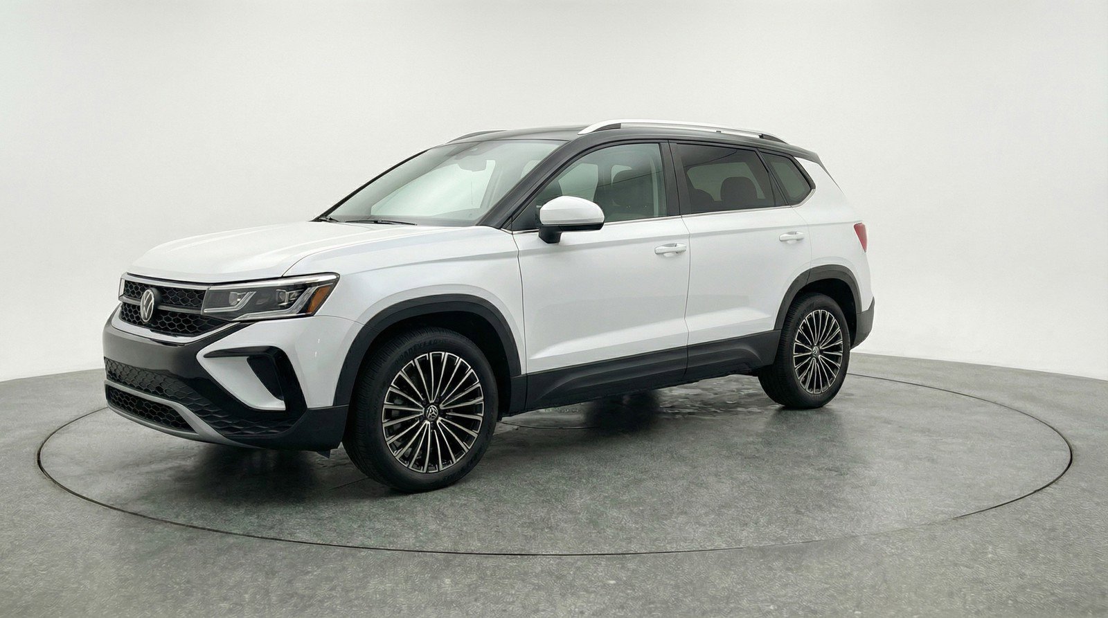 Used 2025 Volkswagen Taos SE image 3