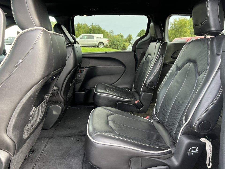 Used 2025 Chrysler Pacifica Limited FWD image 4