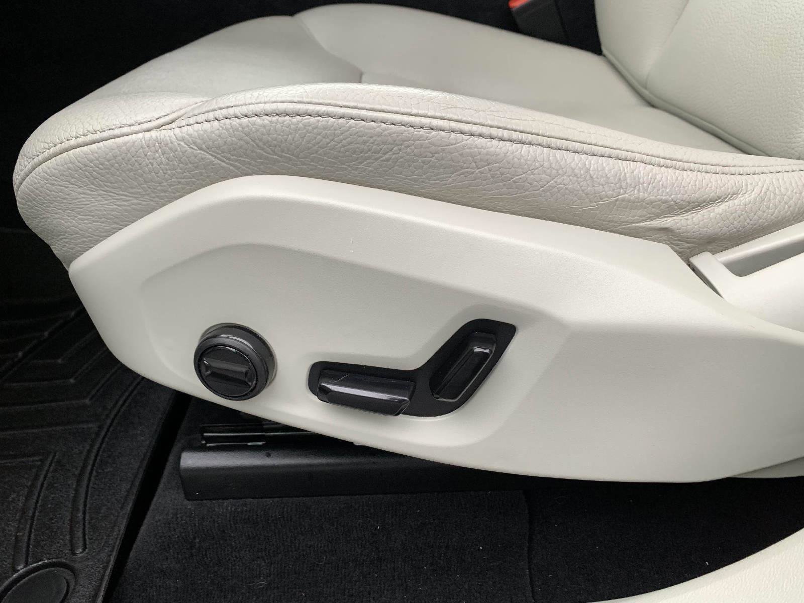 Used 2021 Volvo XC60 T6 Momentum w/ Premium Package image 34