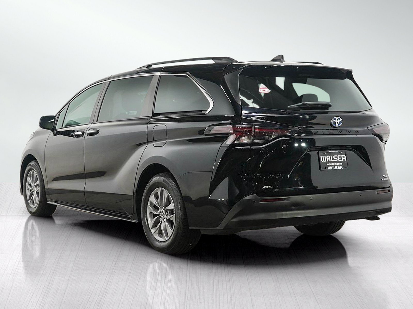 Used 2023 Toyota Sienna XLE w/ XLE Plus Package AWD/4WD image 3