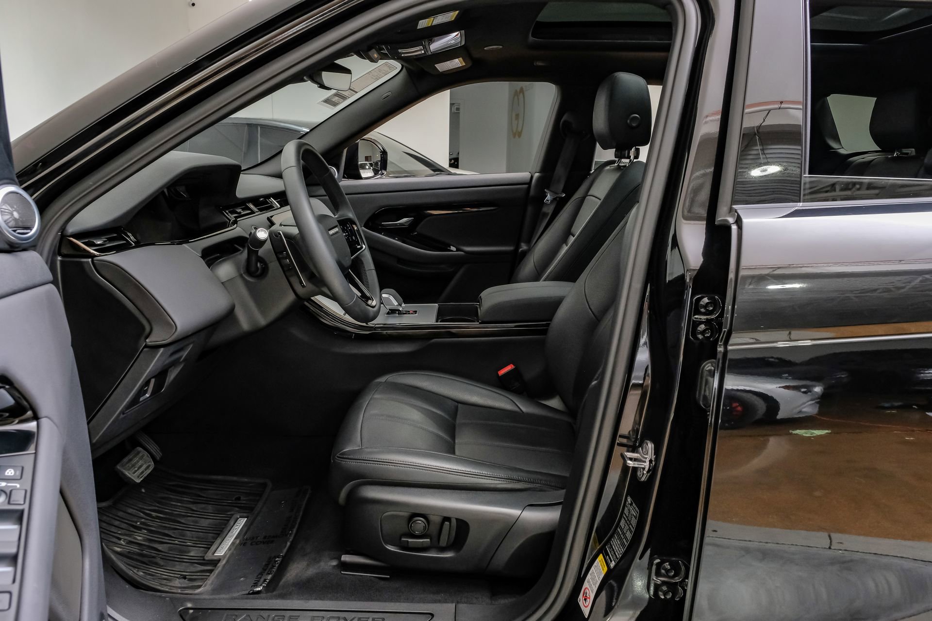 Used 2024 Land Rover Range Rover Evoque S AWD/4WD image 4