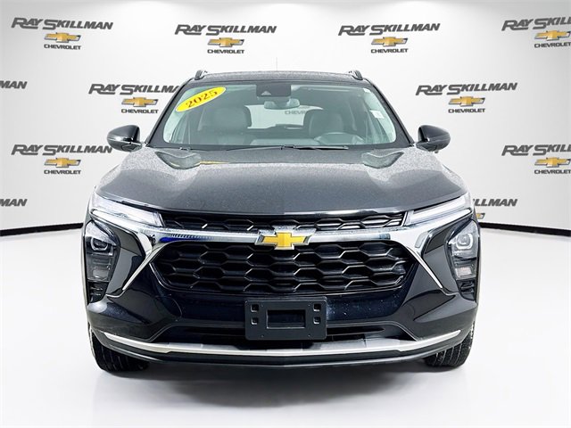 Used 2025 Chevrolet Trax LT w/ LT Convenience Package image 2