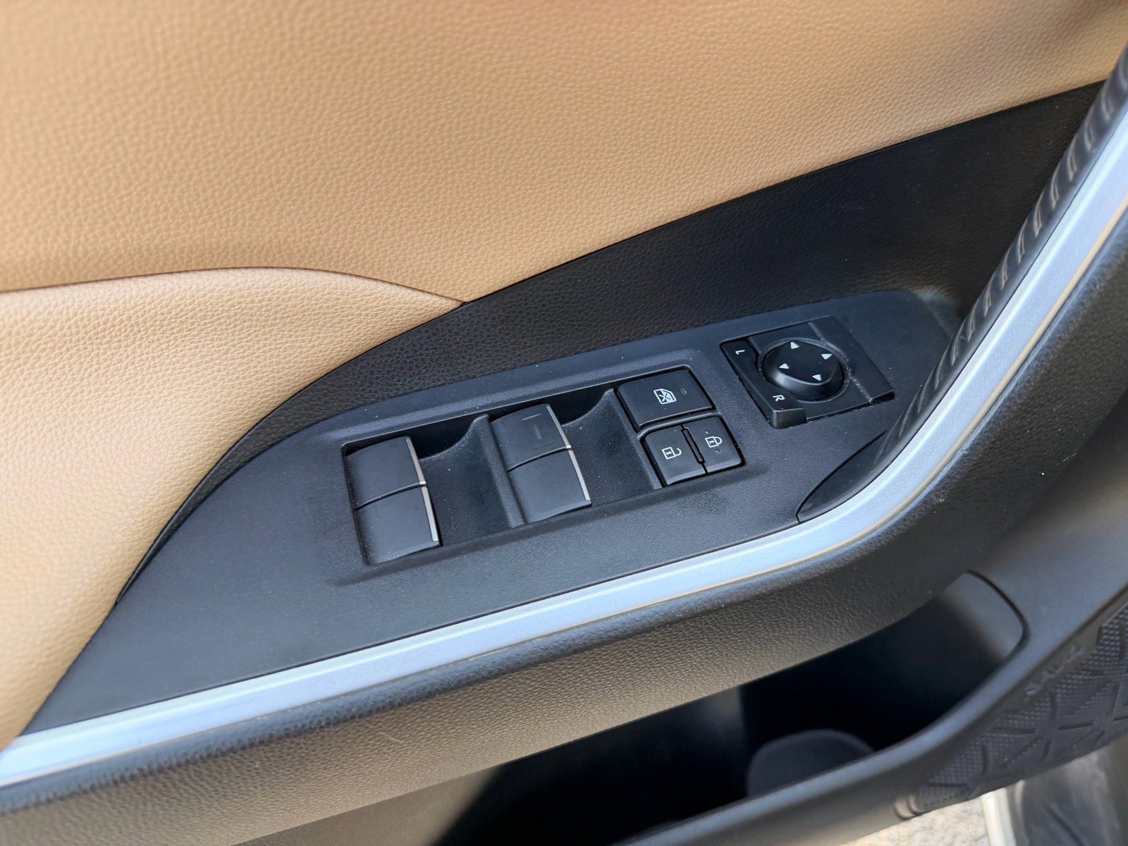 Used 2021 Toyota RAV4 XLE Premium image 14