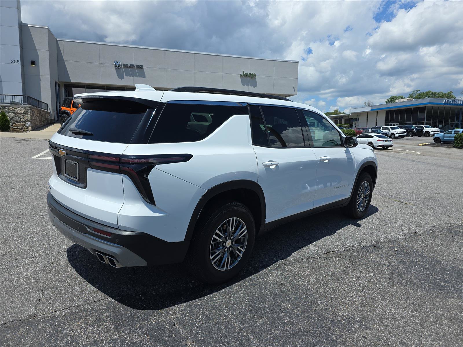 Used 2025 Chevrolet Traverse LT FWD image 3