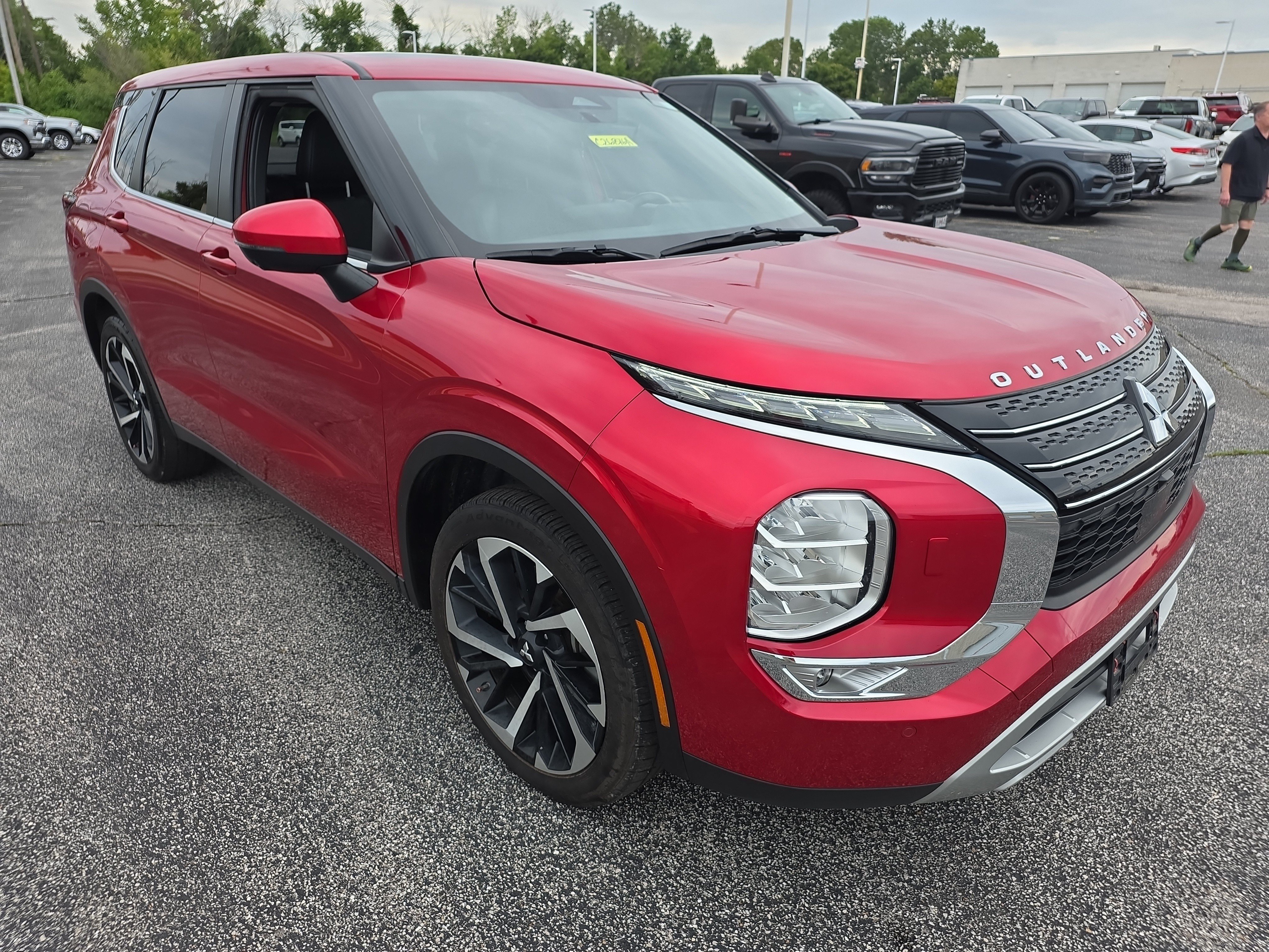 Used 2023 Mitsubishi Outlander SE AWD/4WD image 2