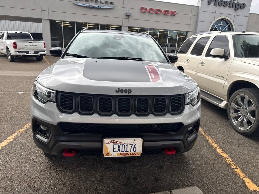 Used 2025 Jeep Compass Trailhawk AWD/4WD image 4