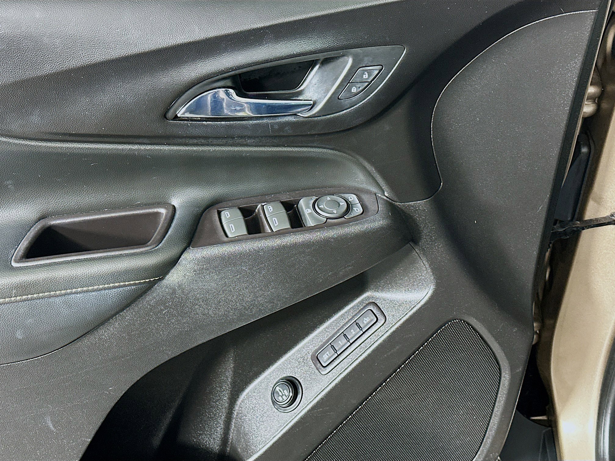 Used 2018 Chevrolet Equinox Premier FWD image 15