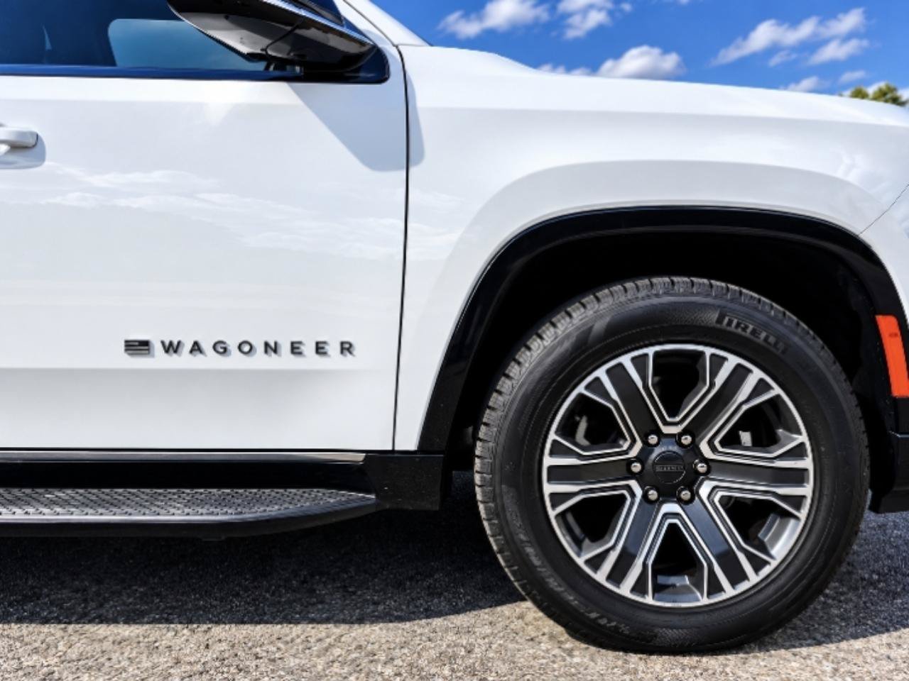 Used 2024 Jeep Wagoneer L Series II AWD/4WD image 3