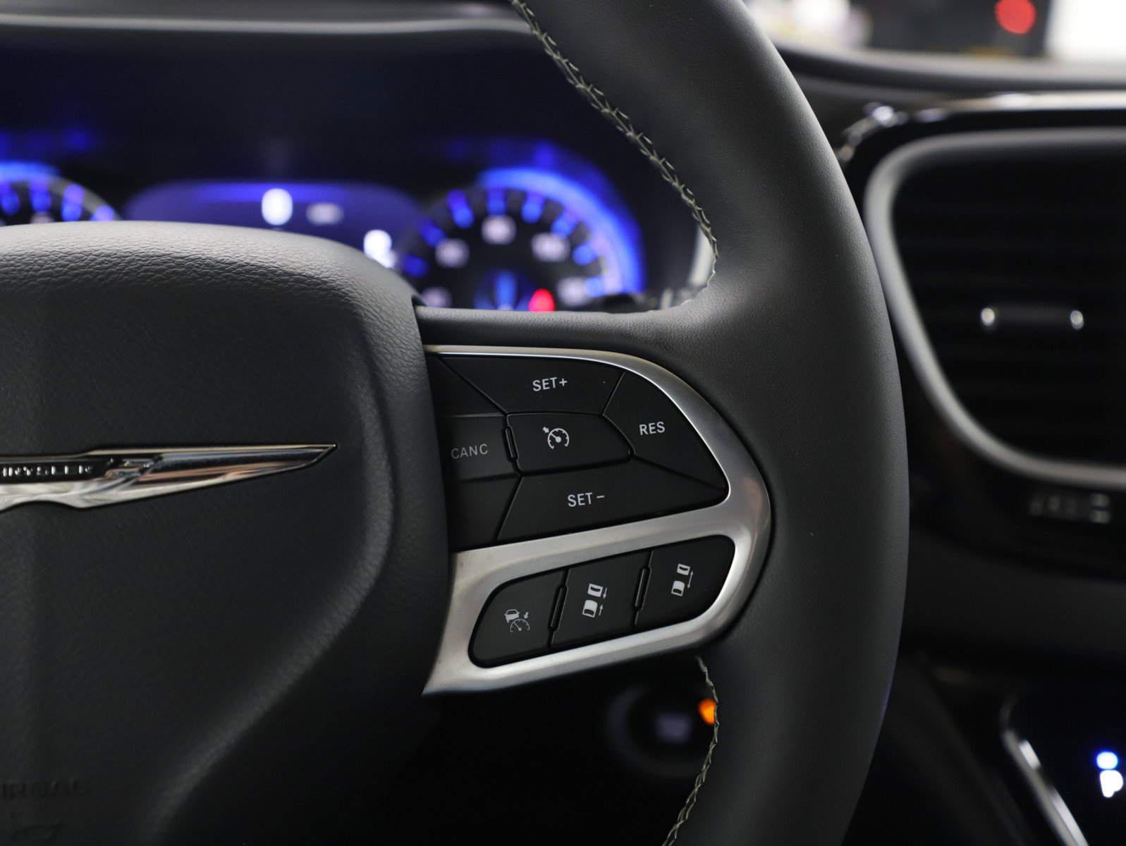 Used 2025 Chrysler Pacifica Select FWD image 29