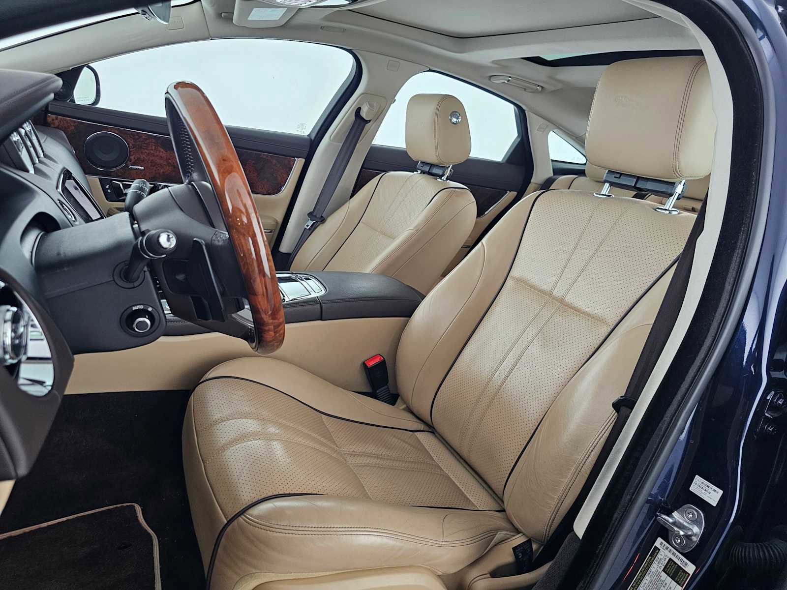 Used 2019 Jaguar XJ R-Sport image 21