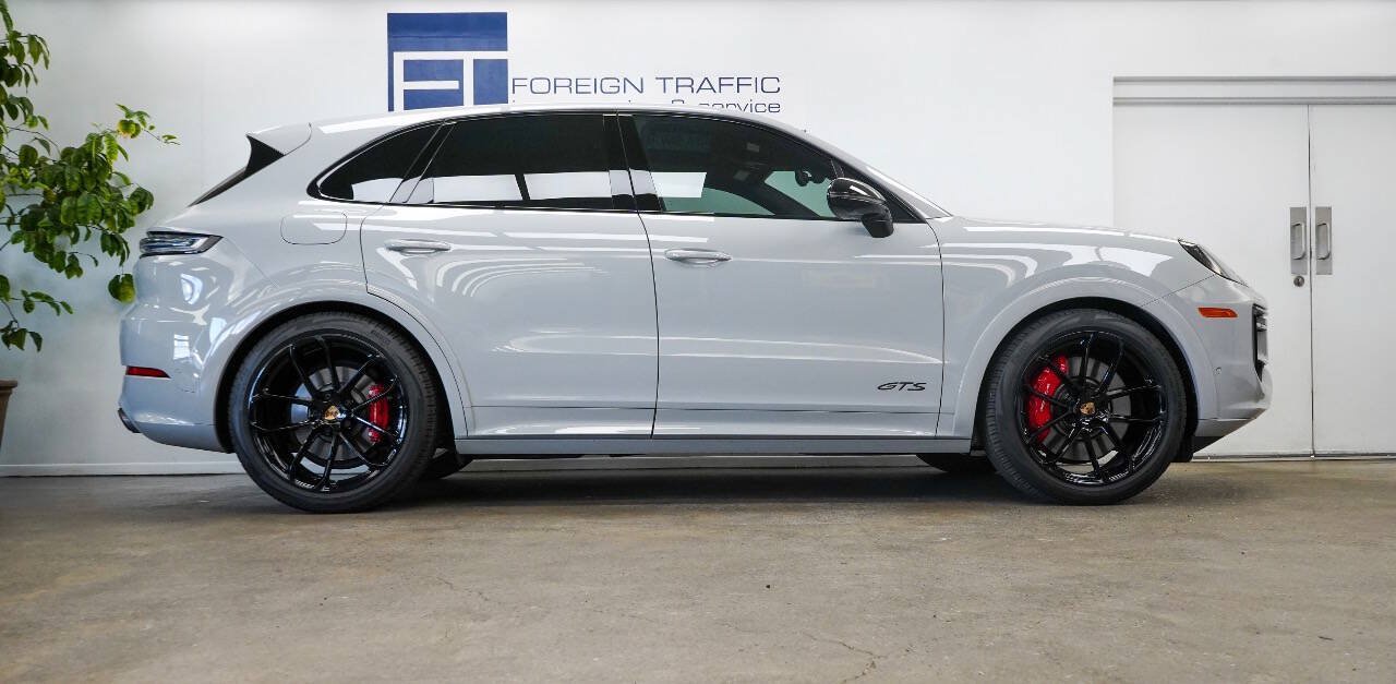 Used 2025 Porsche Cayenne GTS AWD/4WD image 31